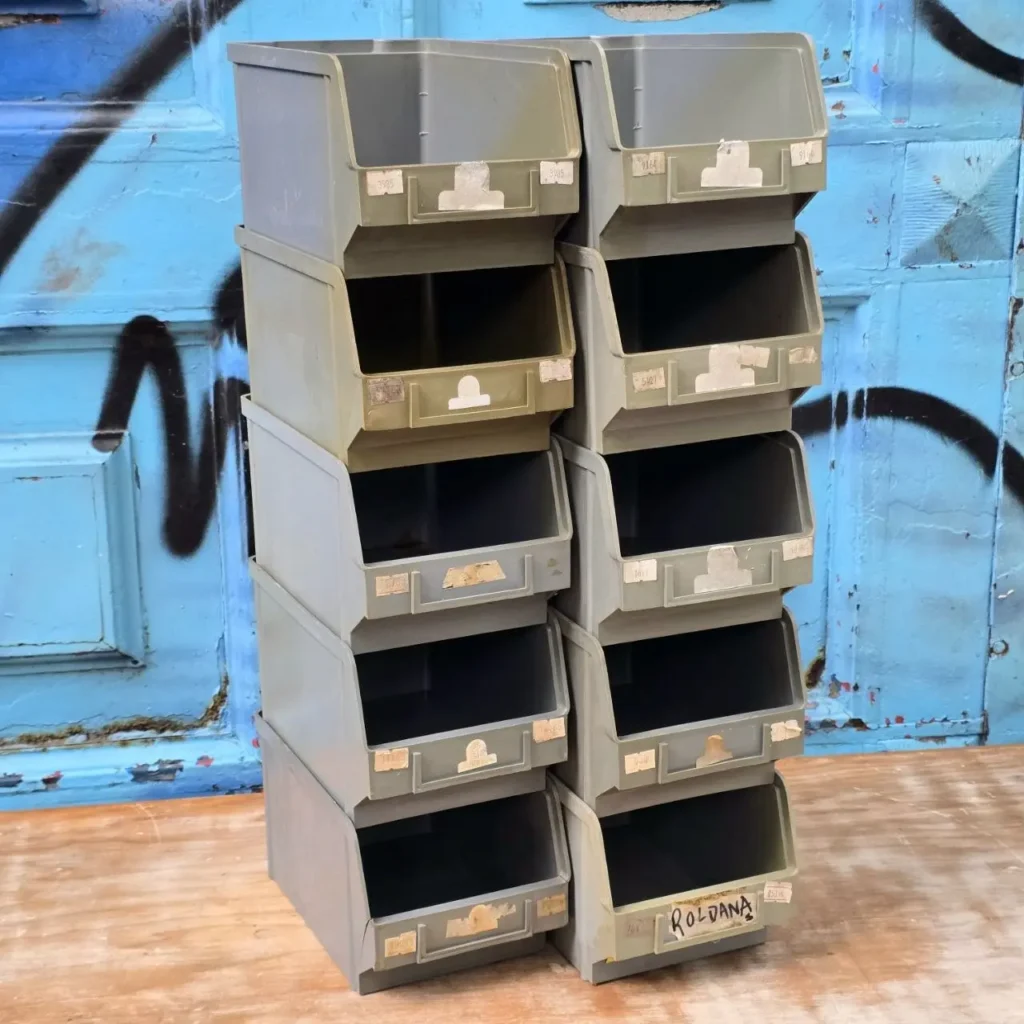 Gavetas apilables de plástico gris verdoso para taller o almacenamiento industrial. by Remates Narvaja