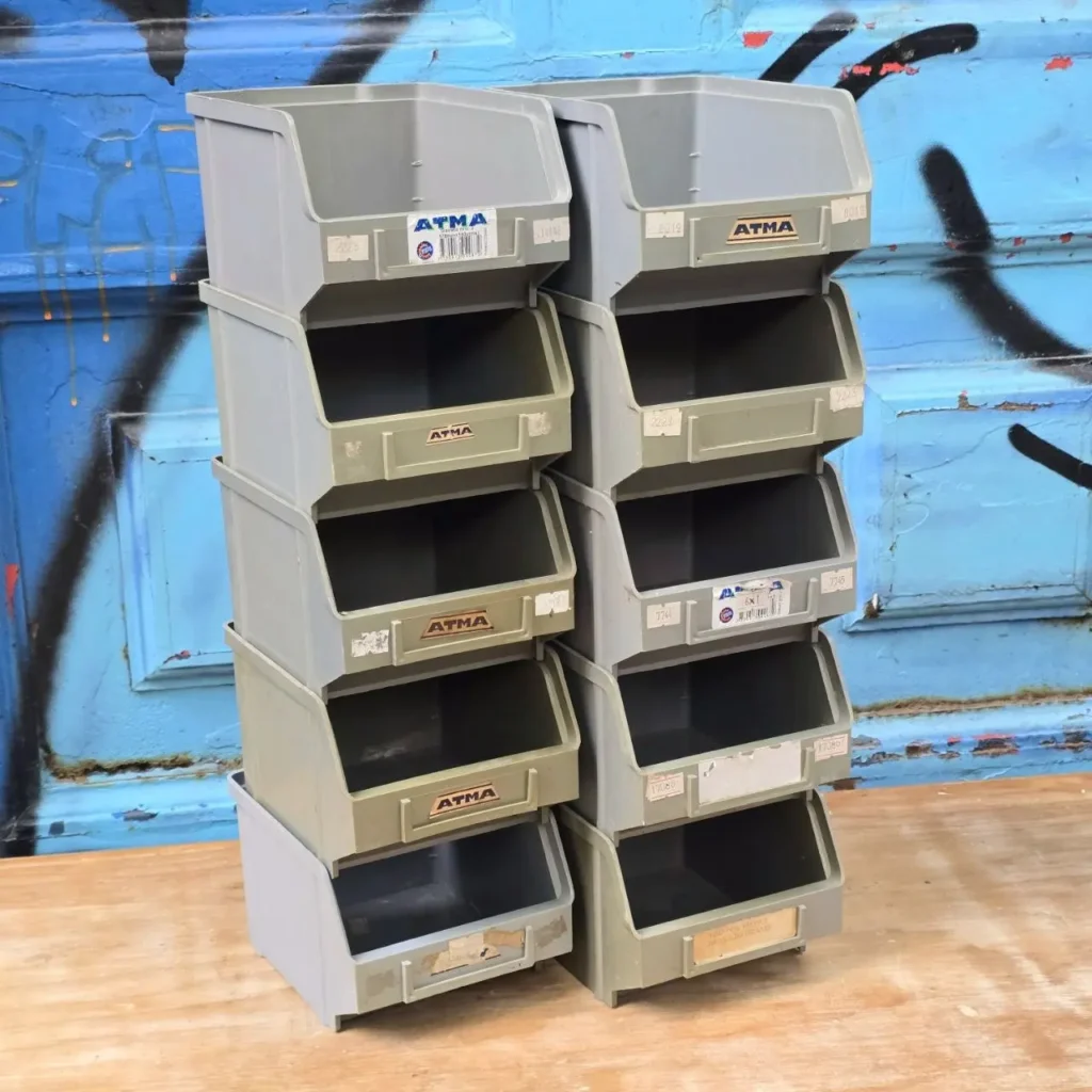 Contenedores de almacenamiento de plástico gris apilables ATMA. by Remates Narvaja