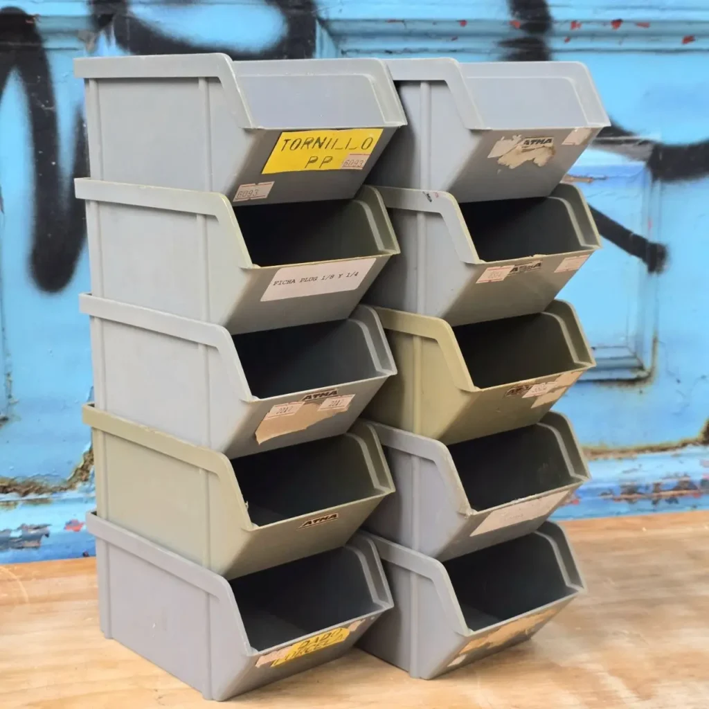 Gavetas apilables de plástico para organización de taller. by Remates Narvaja