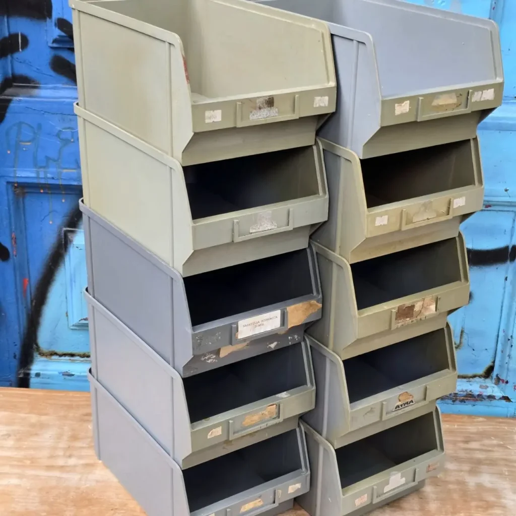 Dos pilas de contenedores de almacenamiento industriales usados, apilables, en tonos verde y gris. by Remates Narvaja