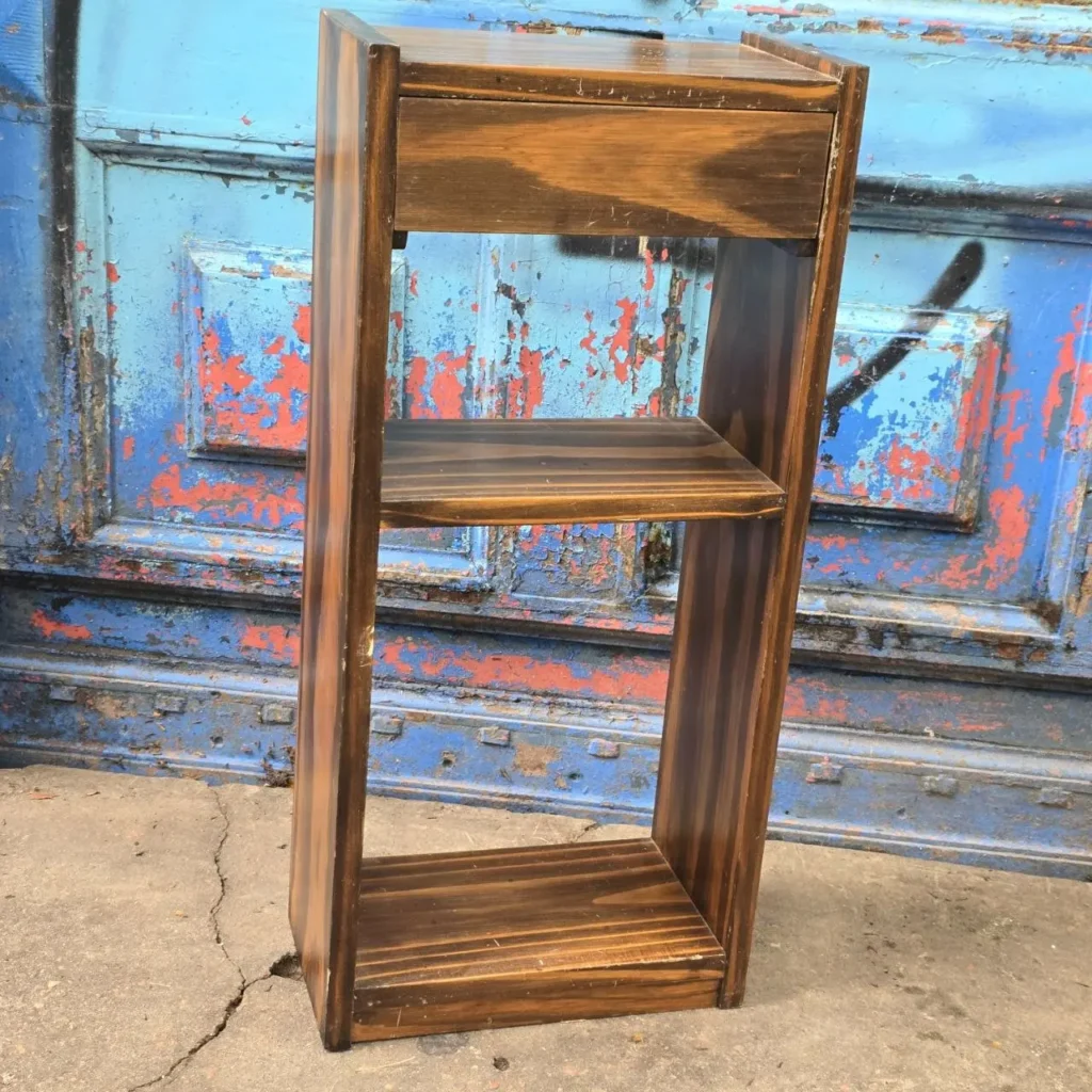 Estante de madera oscuro con tres niveles y un panel superior, ideal para almacenamiento. by Remates Narvaja