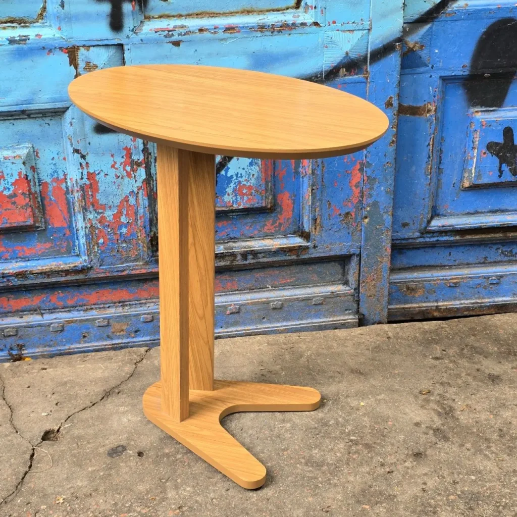 Mesa auxiliar de madera clara con tapa ovalada y base moderna tipo C. by Remates Narvaja