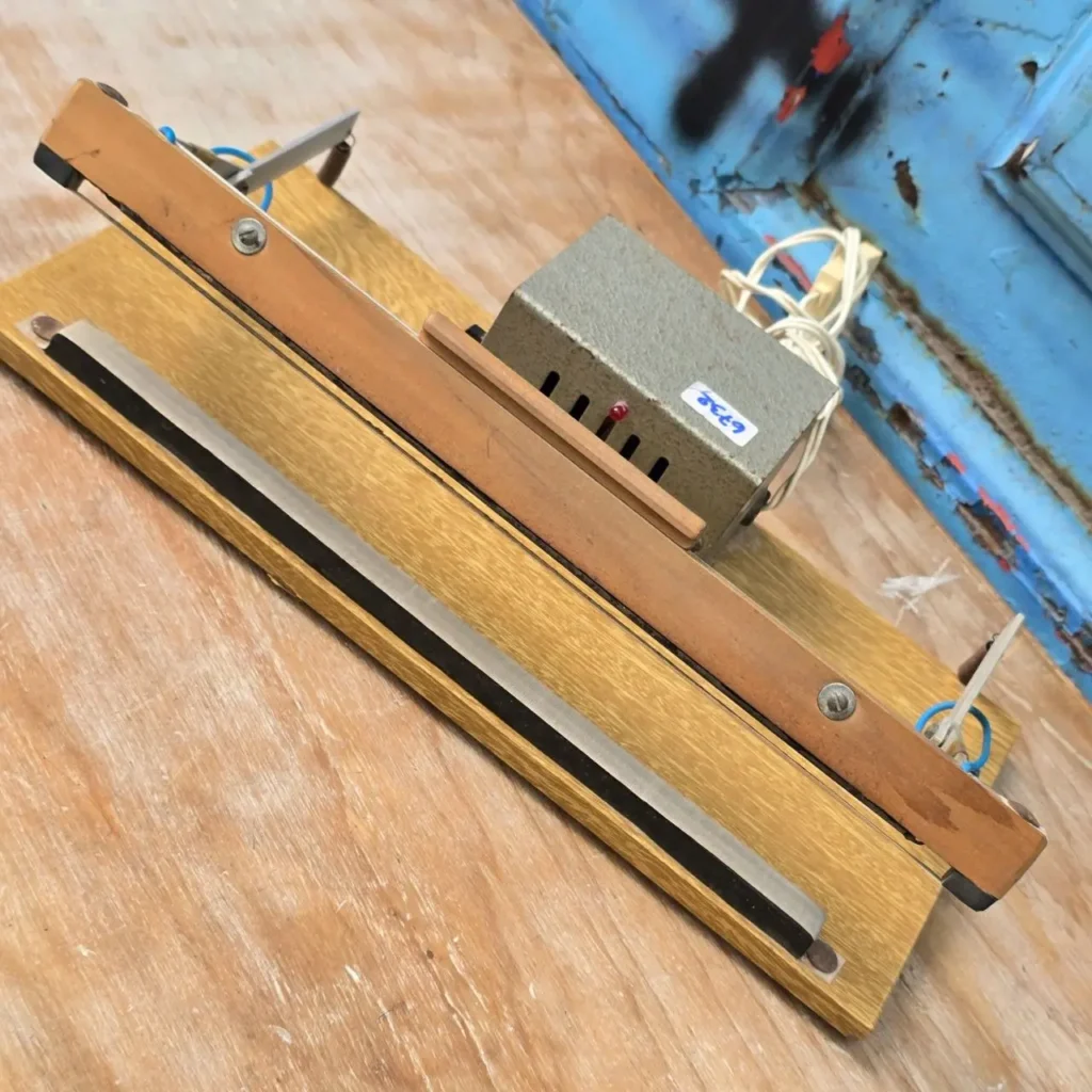 Selladora térmica manual vintage de madera y metal con caja de control. by Remates Narvaja