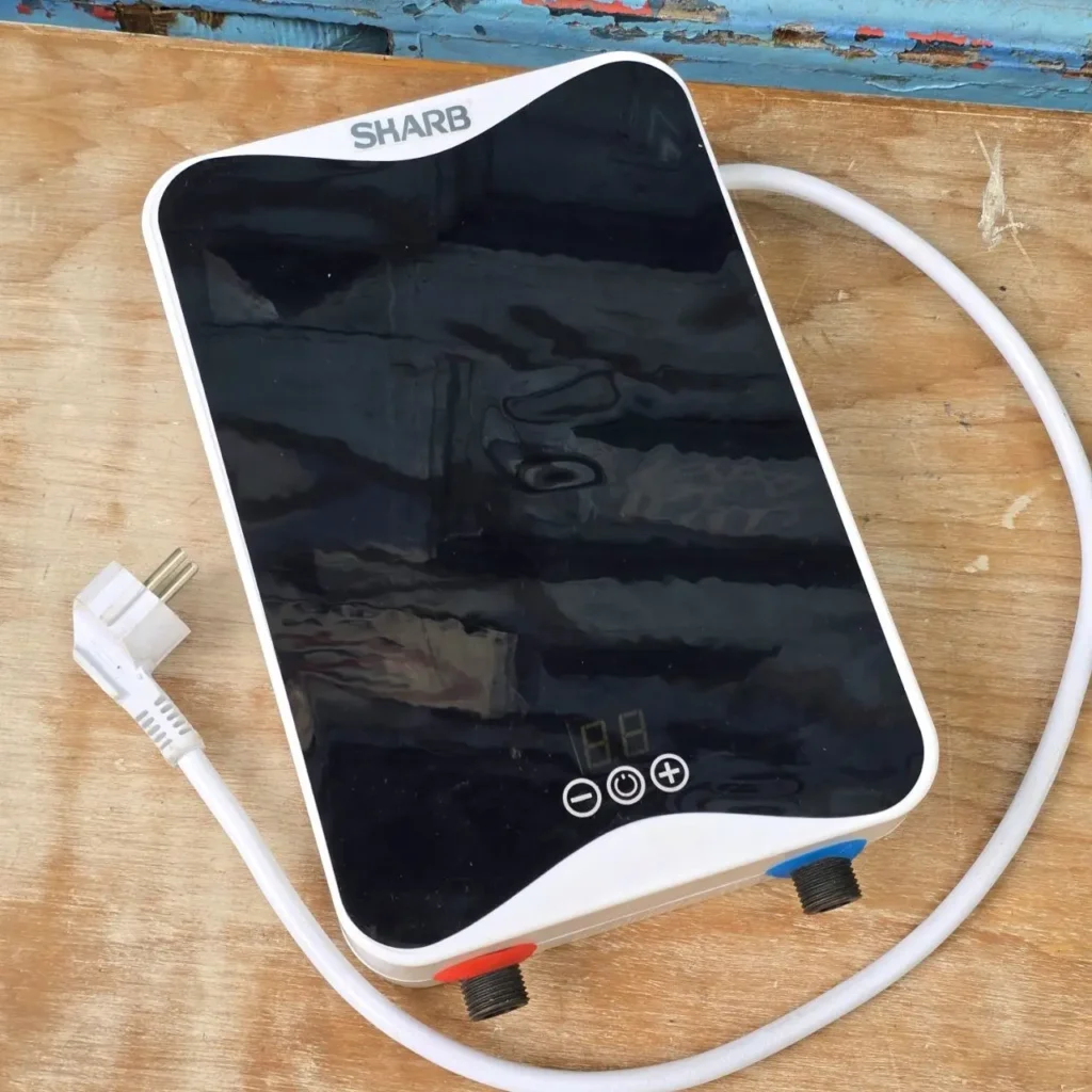 Calentador de agua instantáneo eléctrico Sharp blanco y negro con pantalla digital. by Remates Narvaja