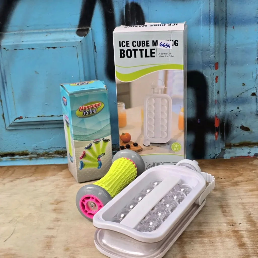 Botella para hacer cubitos de hielo y rodillo de masaje con sus cajas de producto. by Remates Narvaja