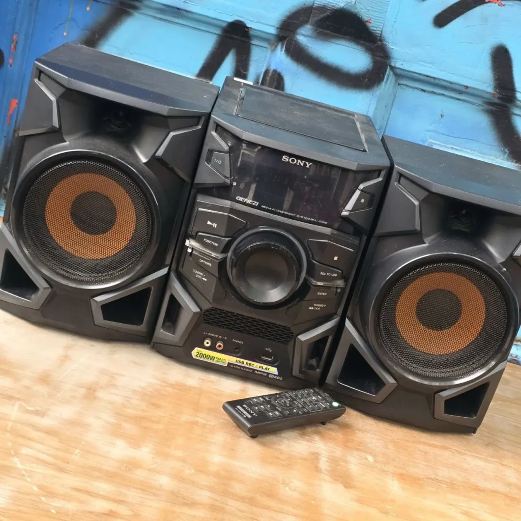 Sistema de sonido Sony Genezi negro con altavoces naranjas, 2000W, USB y mando a distancia. by Remates Narvaja