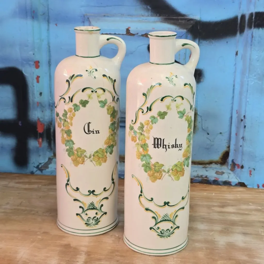 Par de decantadores de cerámica blancos vintage con asas, decorados con guirnaldas de lúpulo pintadas a mano y etiquetas "Gin" by Remates Narvaja