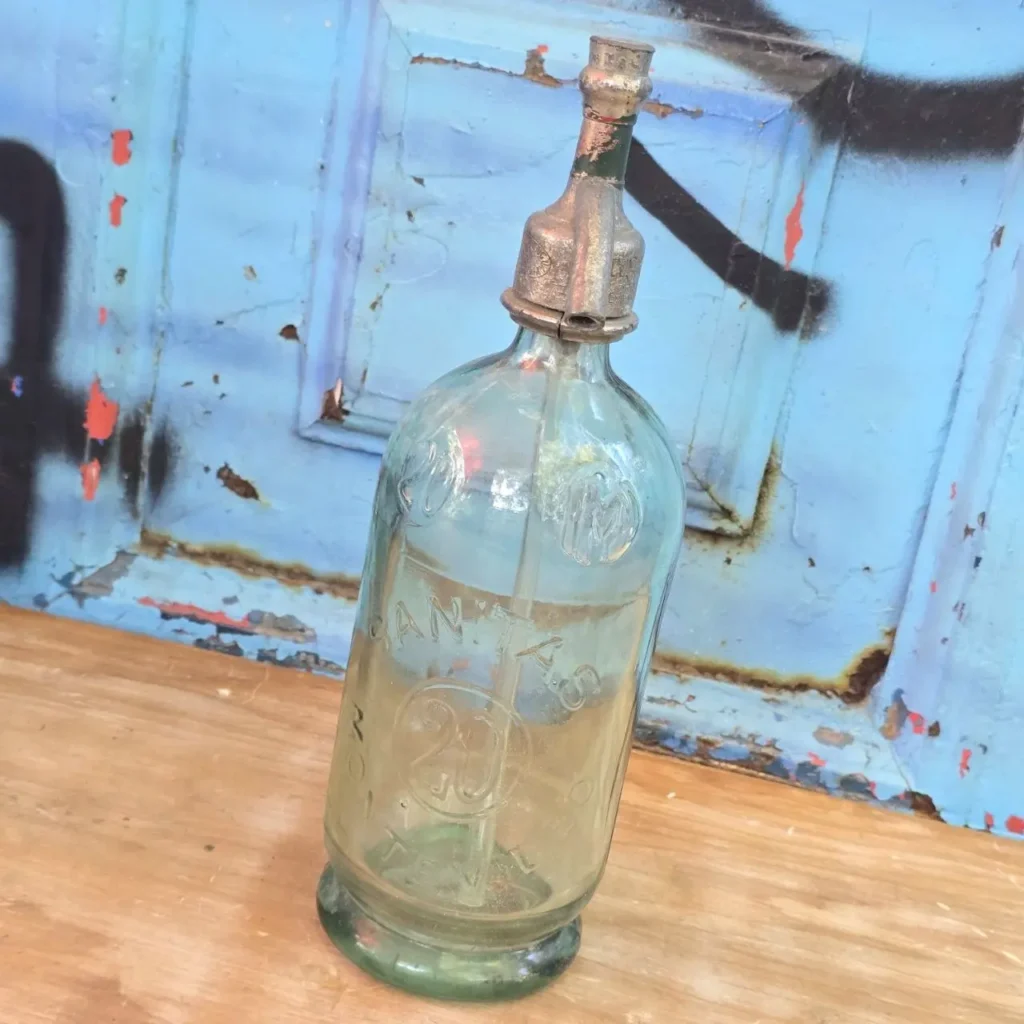 Botella de sifón antigua de vidrio con dispensador metálico. by Remates Narvaja