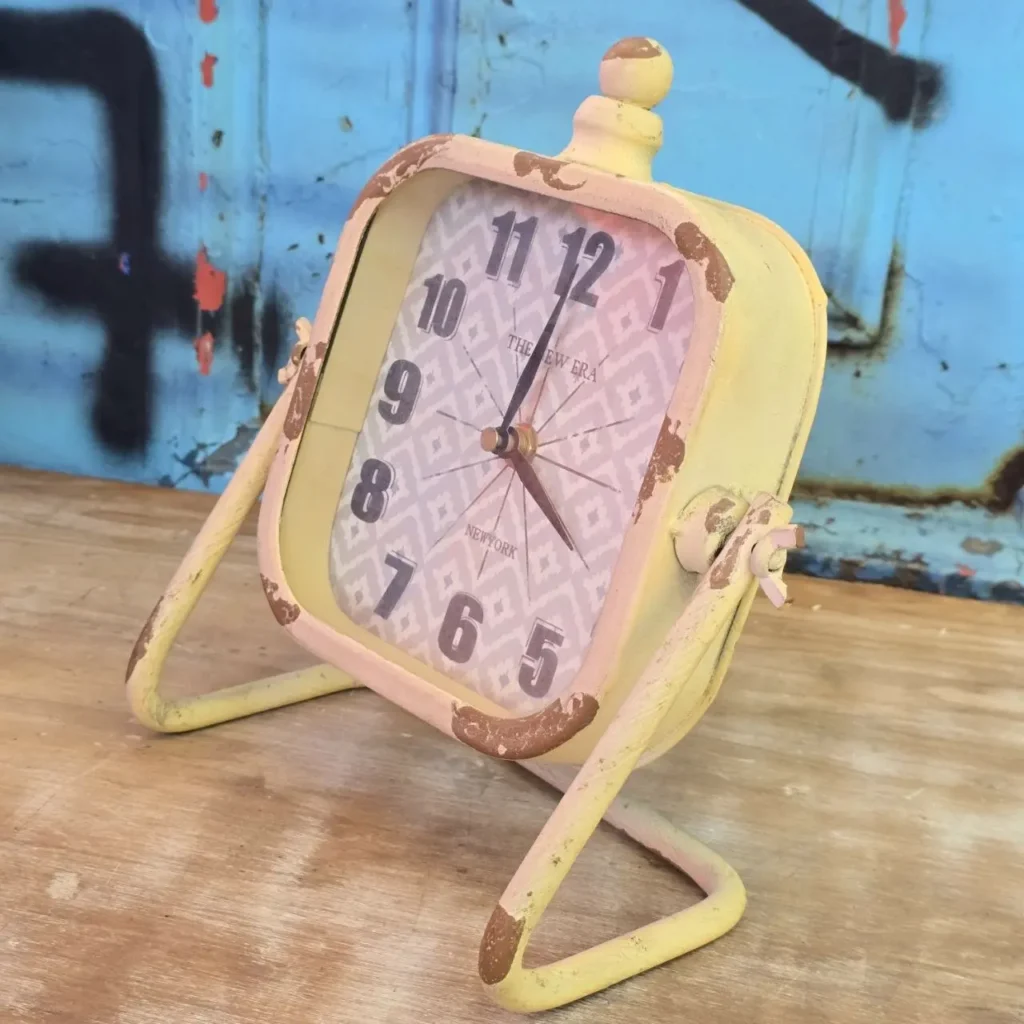 Reloj de mesa vintage cuadrado amarillo pálido desgastado con soporte. by Remates Narvaja