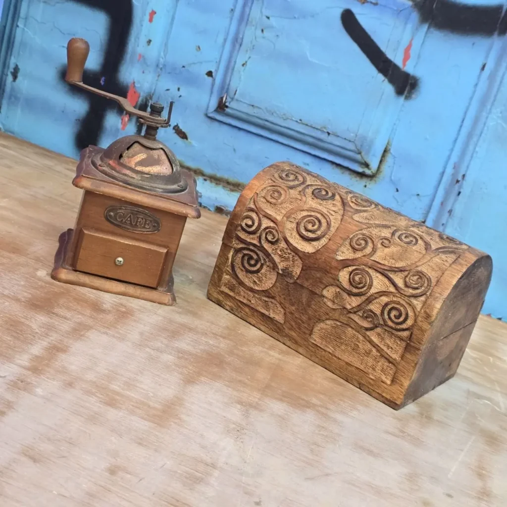 Molinillo de café vintage y caja de madera tallada con espirales. by Remates Narvaja