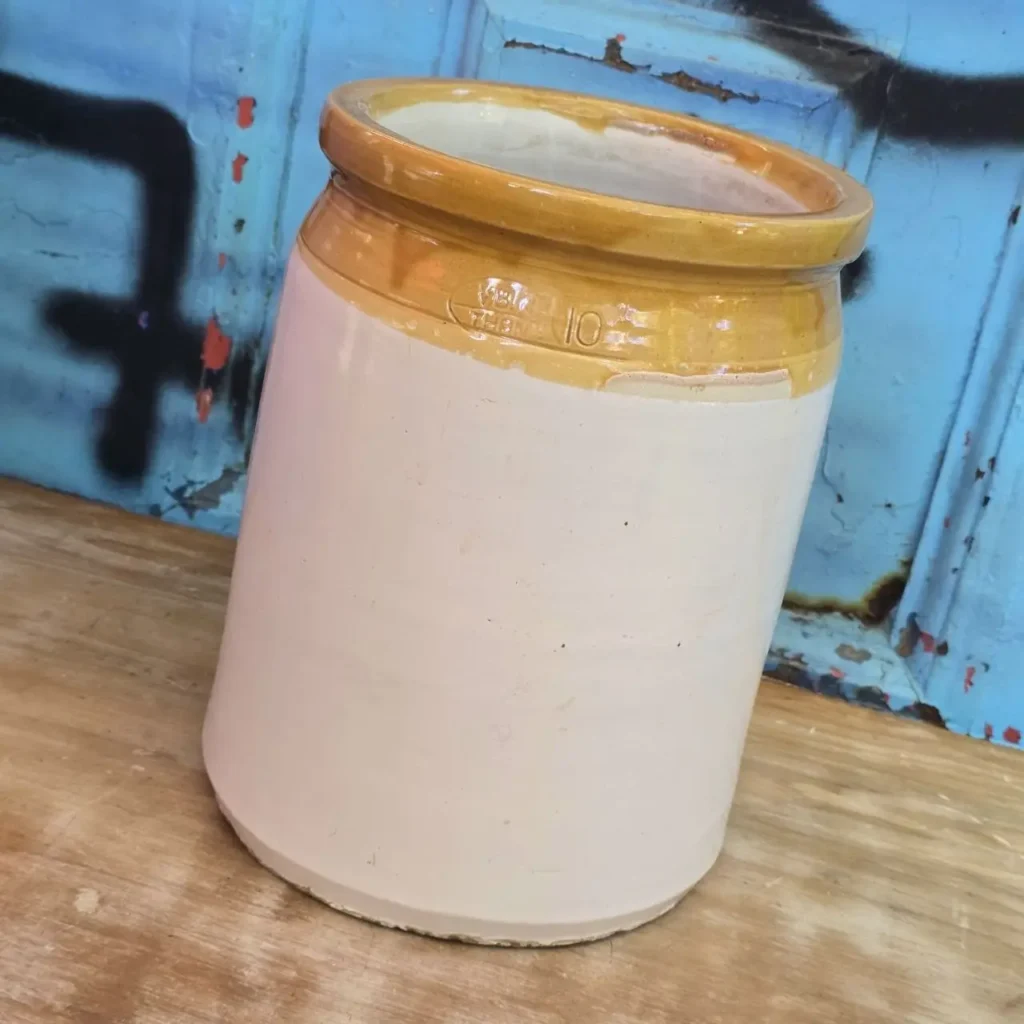 Orza de cerámica vintage bicolor crema y ocre con el número 10 grabado. by Remates Narvaja