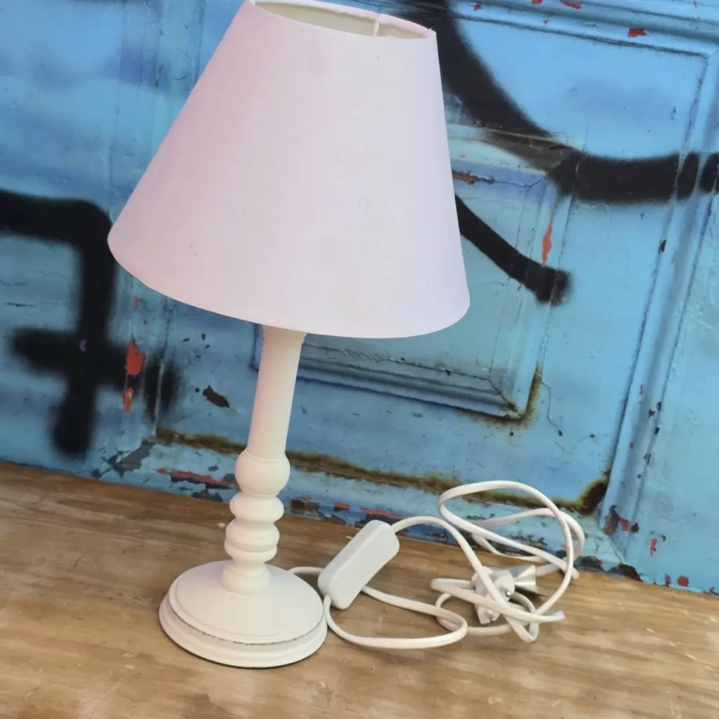 Lámpara de mesa blanca con pantalla cónica y base torneada. by Remates Narvaja