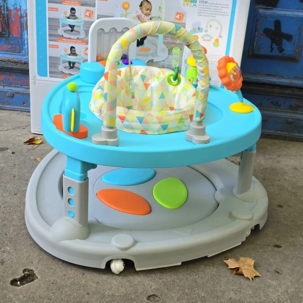 Centro de actividades para bebé azul con asiento giratorio y juguetes interactivos. by Remates Narvaja