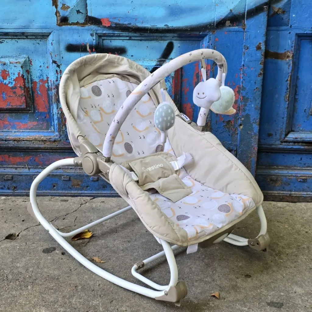 Hamaca mecedora para bebé Crestino beige con juguetes colgantes y estampado de caracoles. by Remates Narvaja