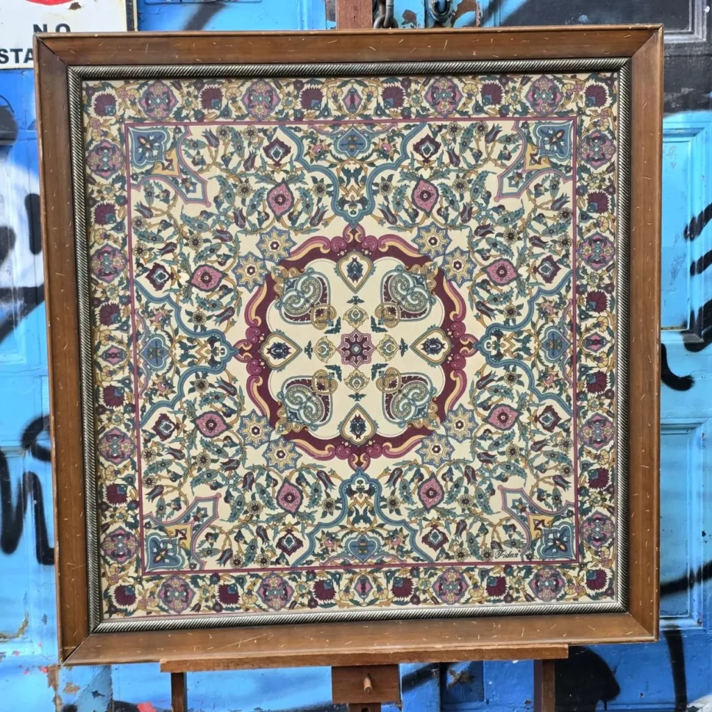 Cuadro enmarcado con diseño floral oriental en tonos azul, rosa y crema, firmado Fidan. by Remates Narvaja