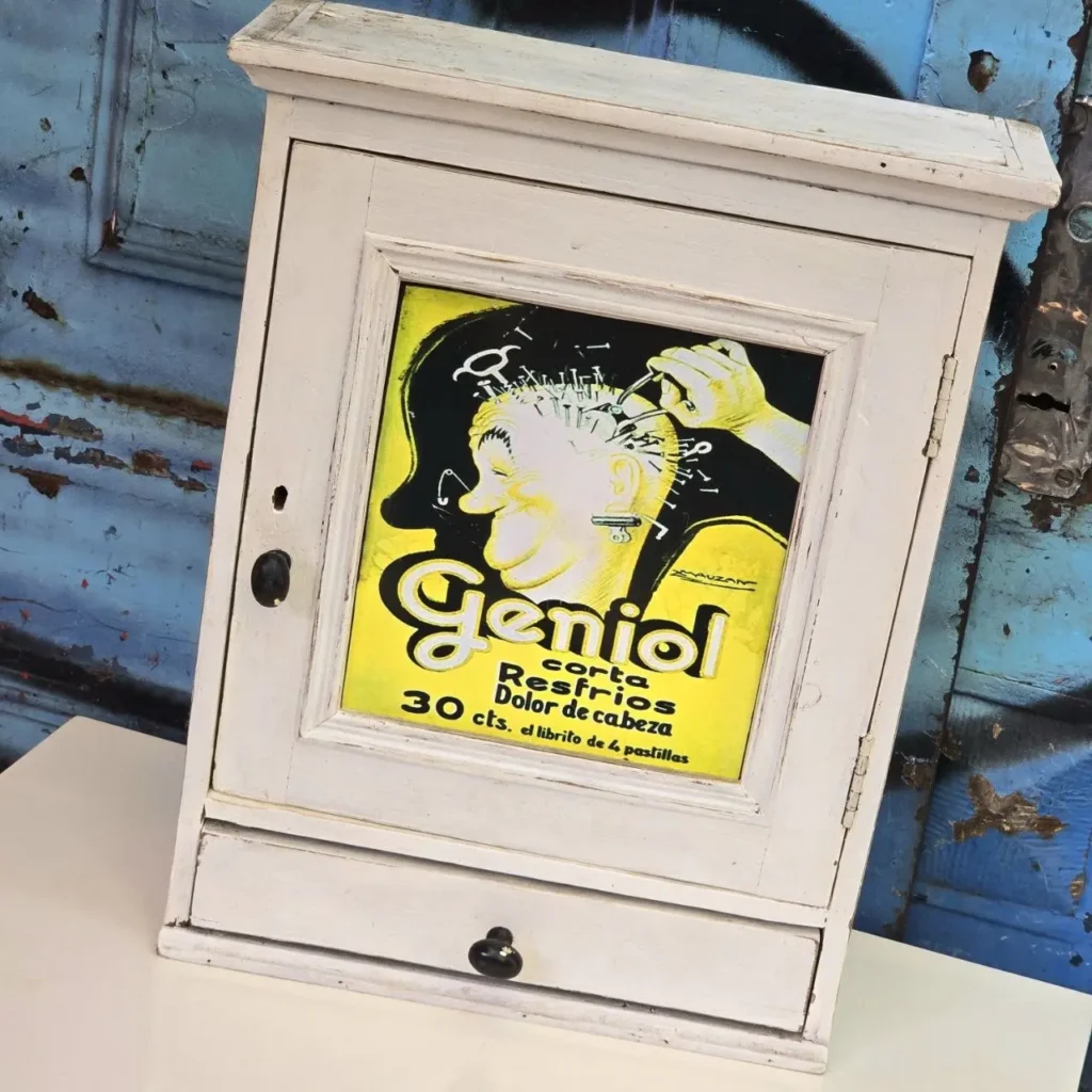 Gabinete blanco vintage con anuncio español de Genio para dolor de cabeza. by Remates Narvaja