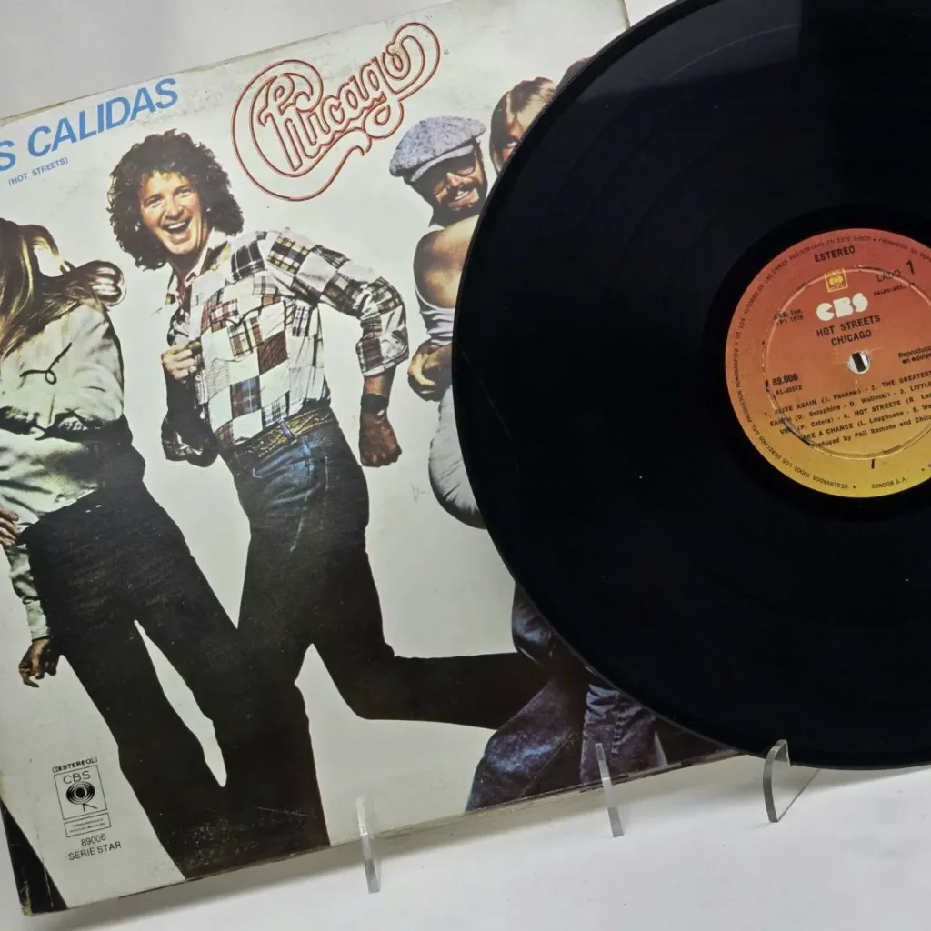 Vinilo y portada del álbum "Hot Streets" de Chicago con la banda corriendo. by Remates Narvaja