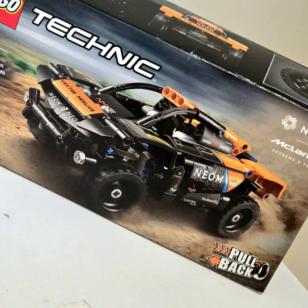 Caja de LEGO Technic McLaren Extreme E, un coche de carreras negro y naranja con función pull-back. by Remates Narvaja
