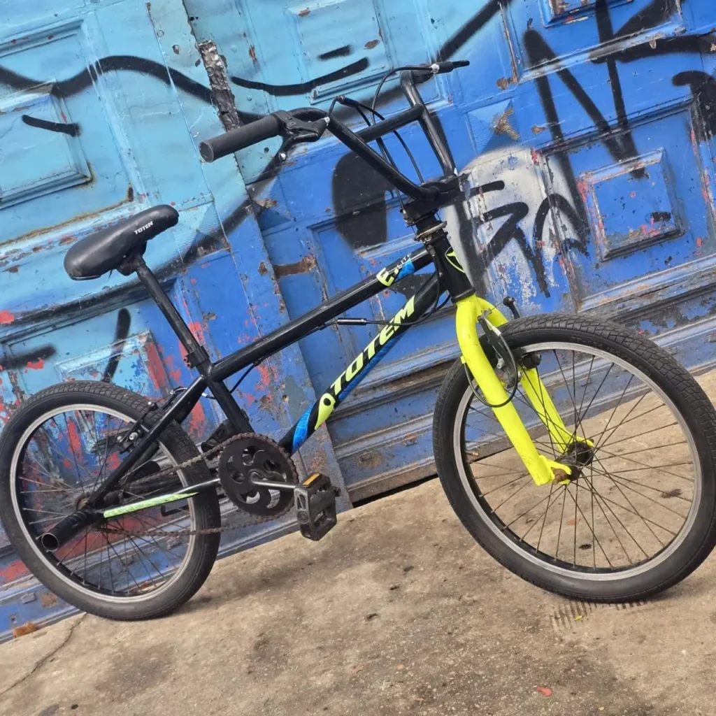 Bicicleta BMX Totem negra y amarilla. by Remates Narvaja