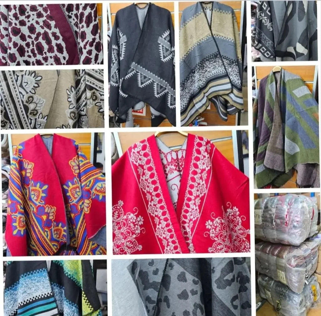 Surtido de ponchos y chales con estampados variados. by Remates Narvaja