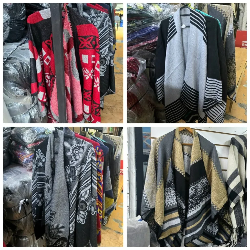 Ponchos y capas con estampados variados en colores negro, rojo, gris y dorado. by Remates Narvaja