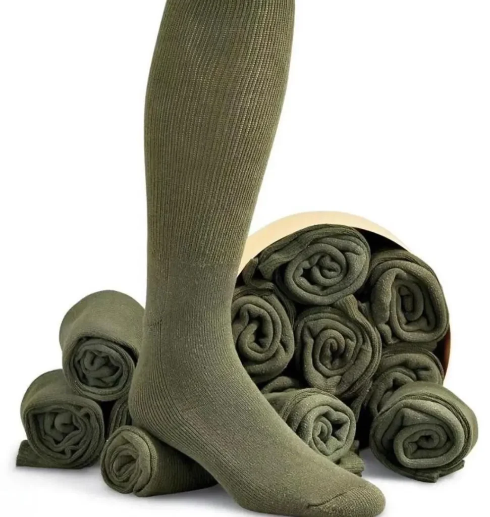 Calcetines largos verde militar con varios pares enrollados. by Remates Narvaja