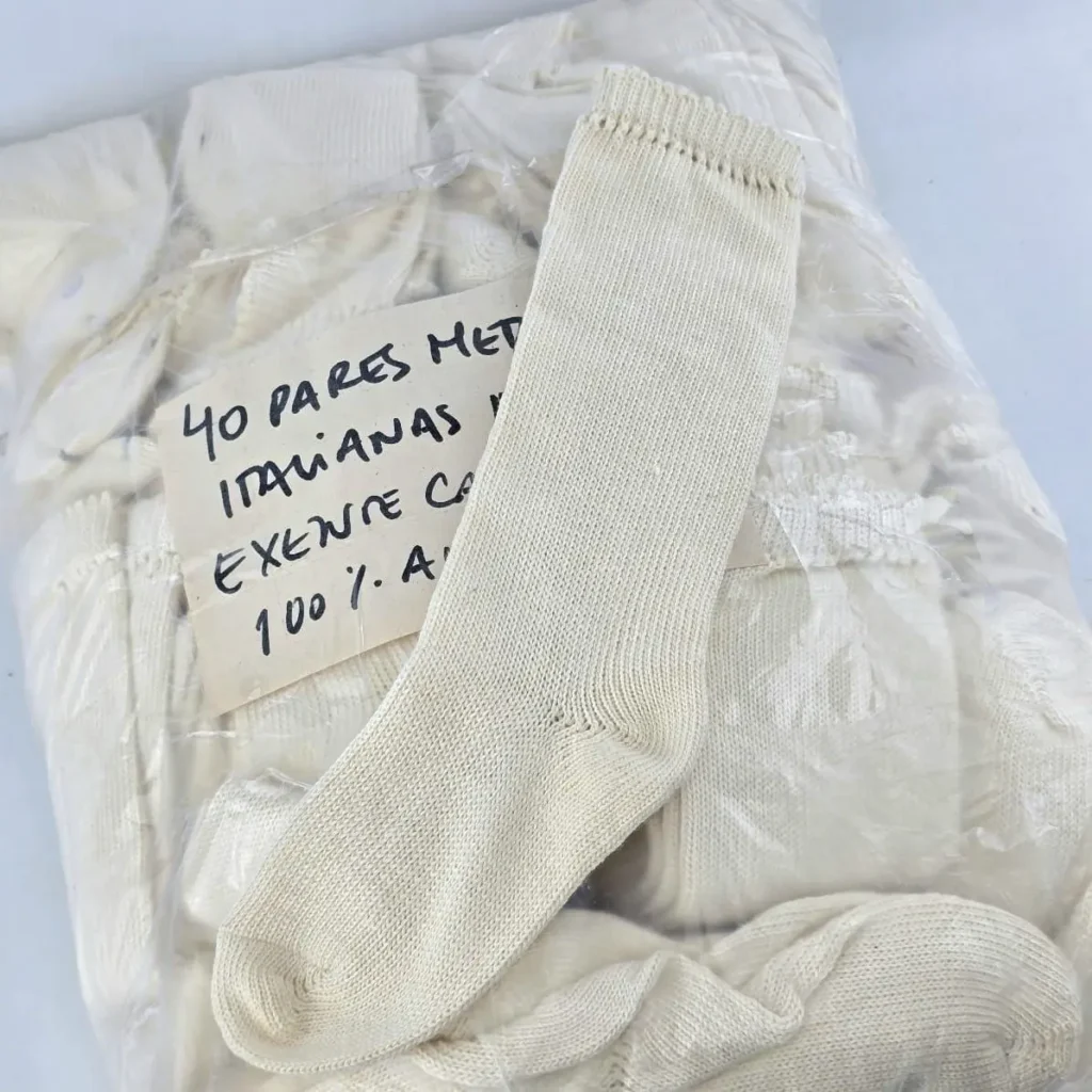 Bolsa de 40 pares de calcetines blancos italianos 100% algodón, con un calcetín fuera. by Remates Narvaja