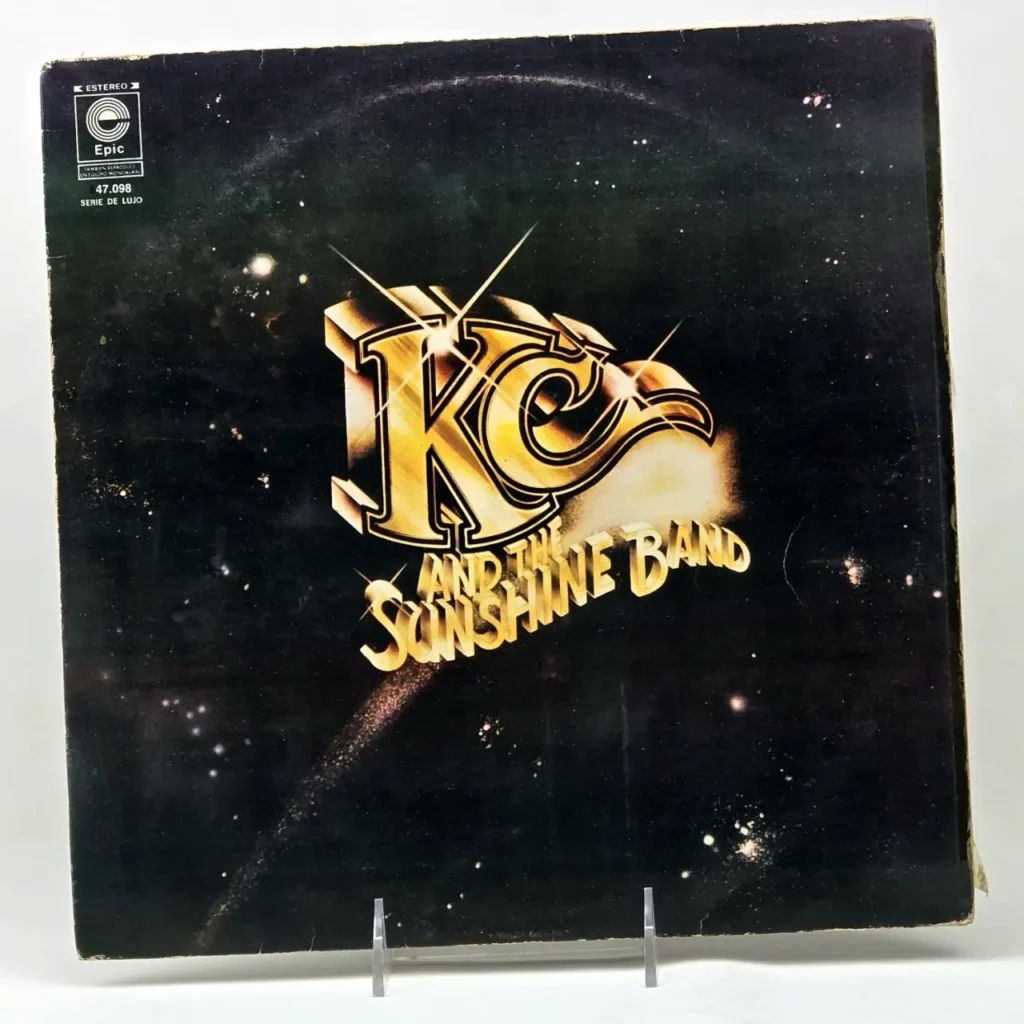 Cubierta de álbum de vinilo de KC and the Sunshine Band con logo dorado y fondo de estrellas. by Remates Narvaja