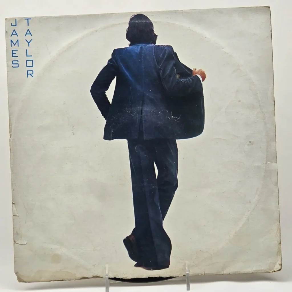 Portada del álbum Sweet Baby James de James Taylor, con el cantante de espaldas en un traje de terciopelo azul. by Remates Narvaja