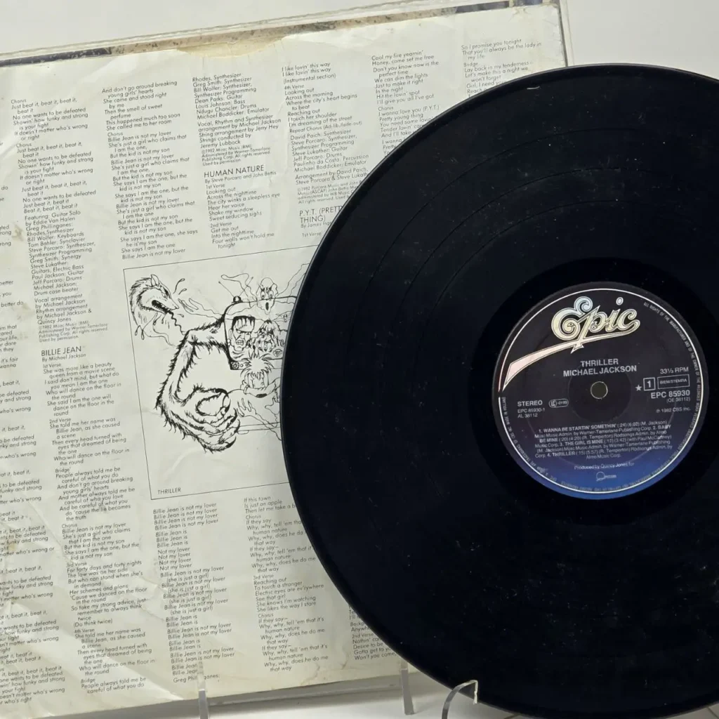 Vinilo negro de Michael Jackson Thriller y su funda con letras. by Remates Narvaja
