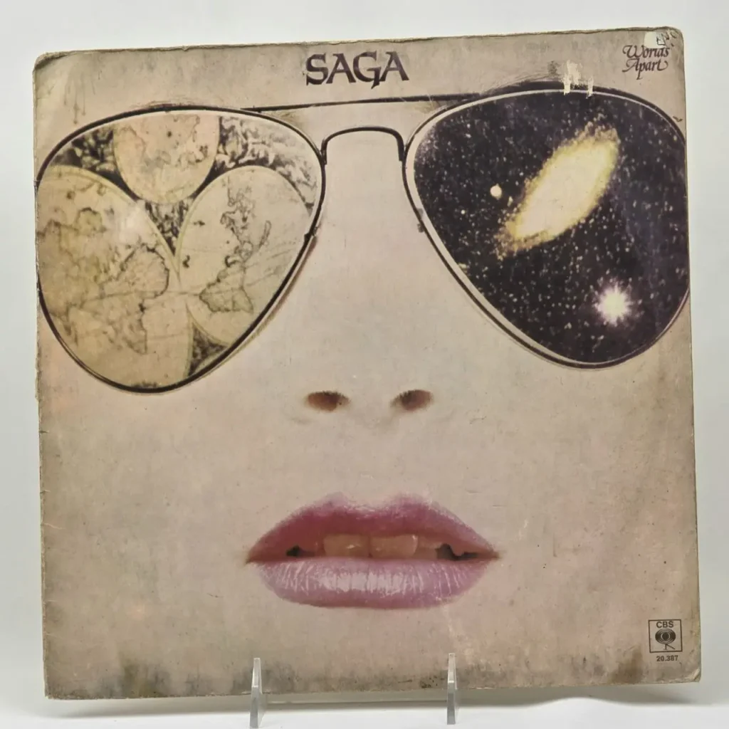 Carátula del álbum de vinilo Saga Worlds Apart con rostro, gafas de sol que reflejan mapas mundiales y una galaxia. by Remates Narvaja