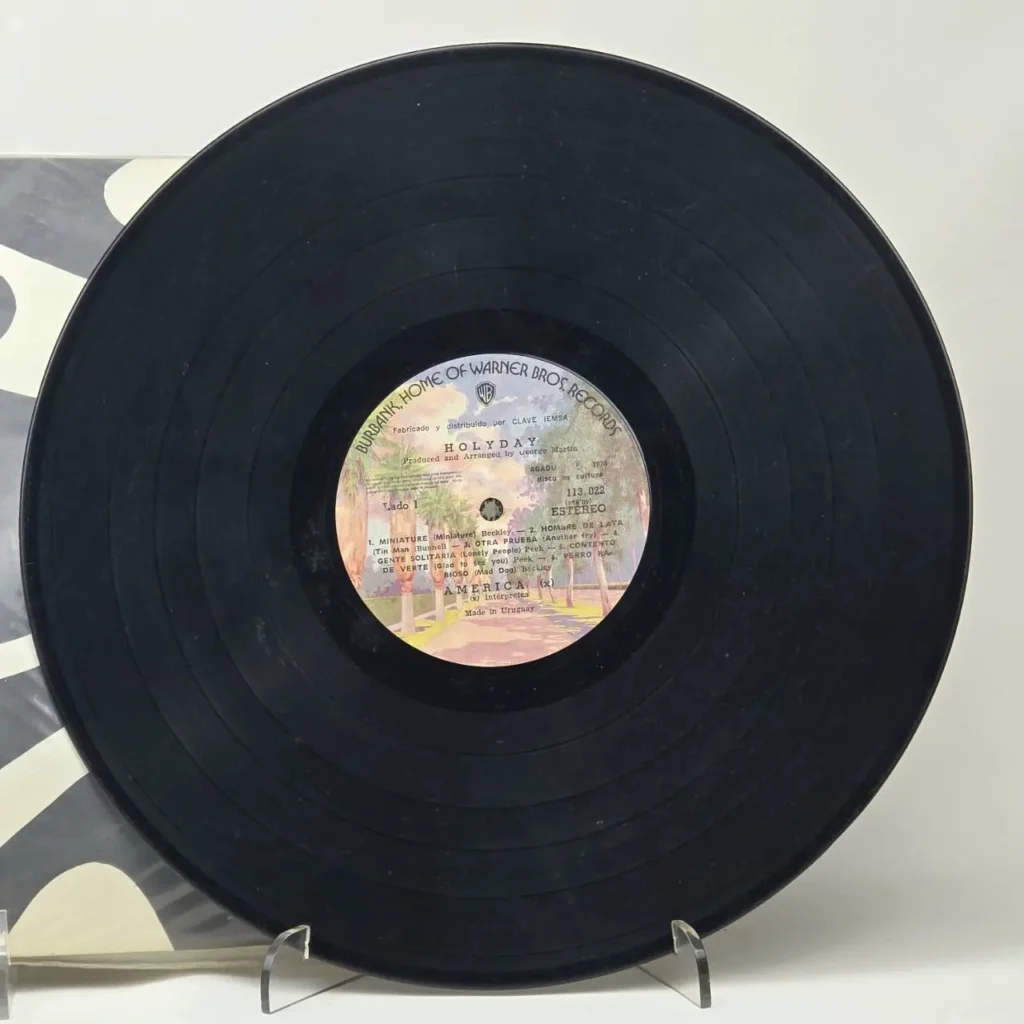 Disco de vinilo negro del álbum "HOLYDAY" de America, edición de Warner Bros. Records de 1974 hecha en Uruguay. by Remates Narvaja