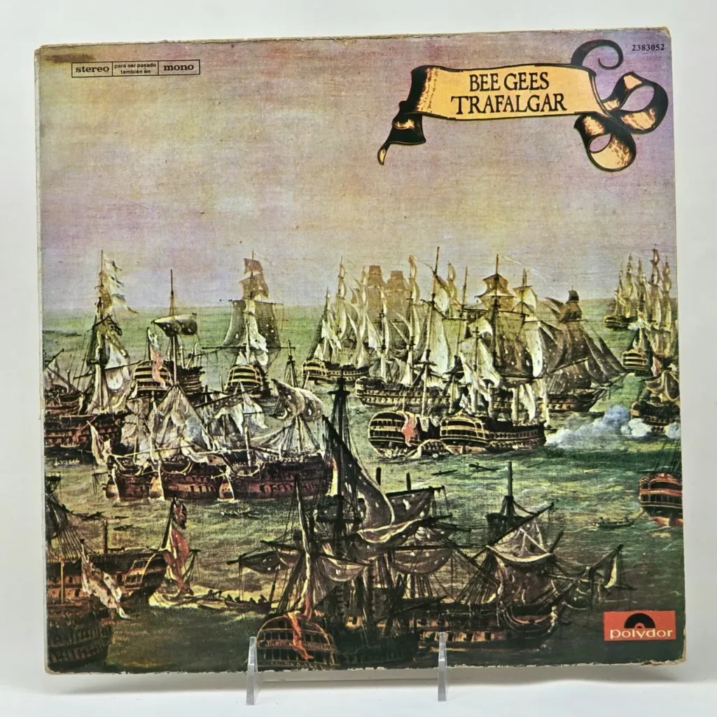 Portada del álbum Bee Gees Trafalgar con una batalla naval de barcos de vela. by Remates Narvaja