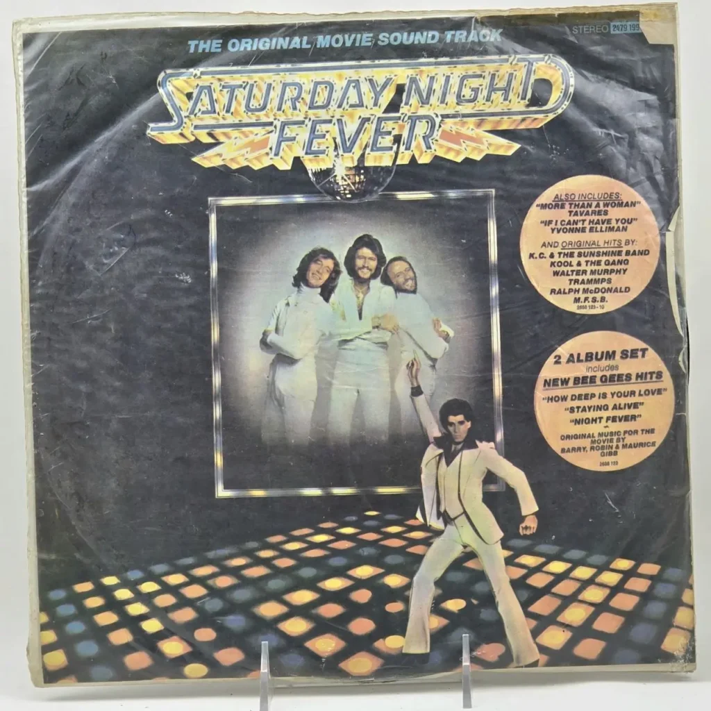 Portada del álbum original de la banda sonora de Saturday Night Fever con John Travolta y los Bee Gees. by Remates Narvaja
