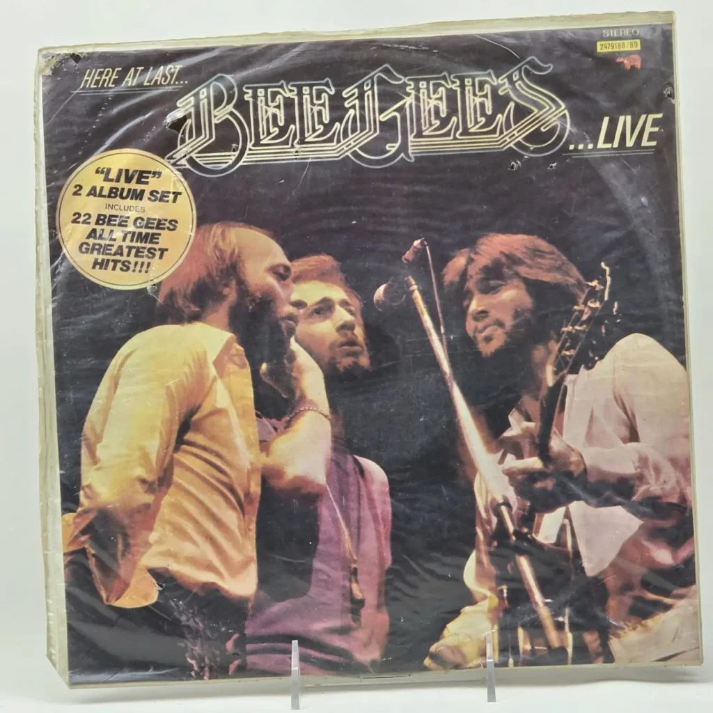 Portada del álbum doble de vinilo "Here At Last... Bee Gees ...Live" con la banda en concierto. by Remates Narvaja