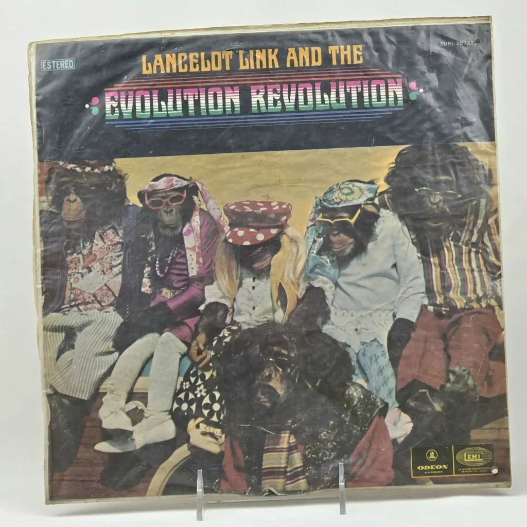 Portada de álbum "Lancelot Link and the Evolution Revolution" con chimpancés vestidos como una banda de los años 70. by Remates Narvaja