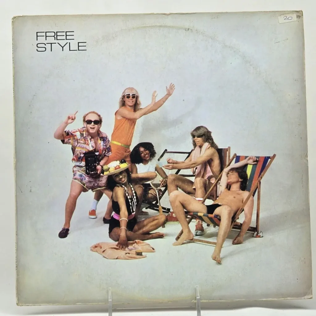 Portada del álbum Free Style con seis personas en un ambiente veraniego, posando en ropa de playa y bañadores con sillas de cubierta. by Remates Narvaja