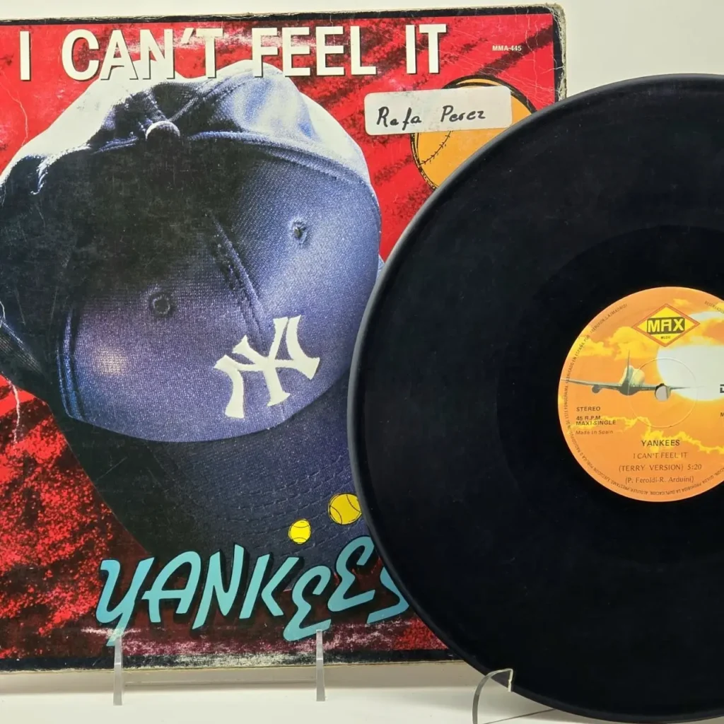 Vinilo Yankees I Can't Feel It con gorra de béisbol de los Yankees en la portada y disco de 45 RPM. by Remates Narvaja