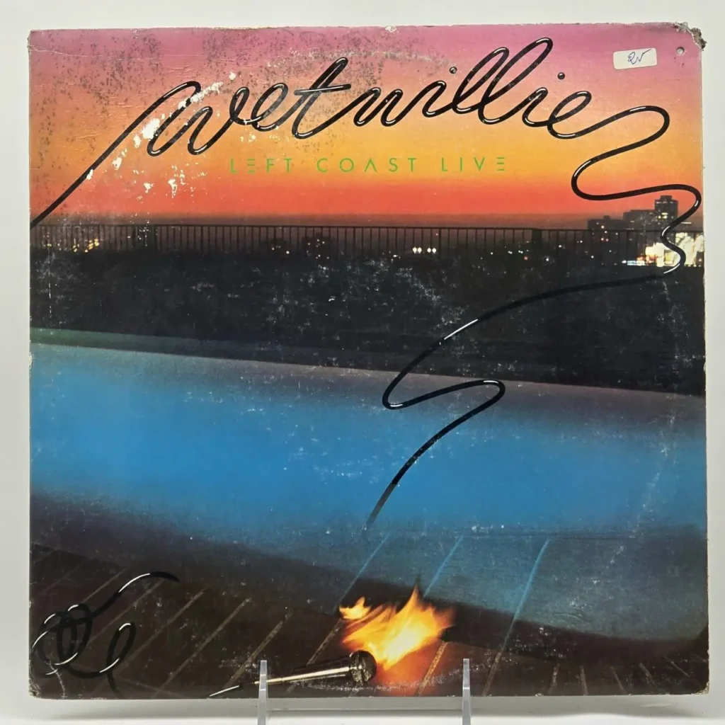 Cubierta del álbum Wet Willie Left Coast Live con un atardecer sobre la ciudad, una piscina y un micrófono en llamas." by Remates Narvaja