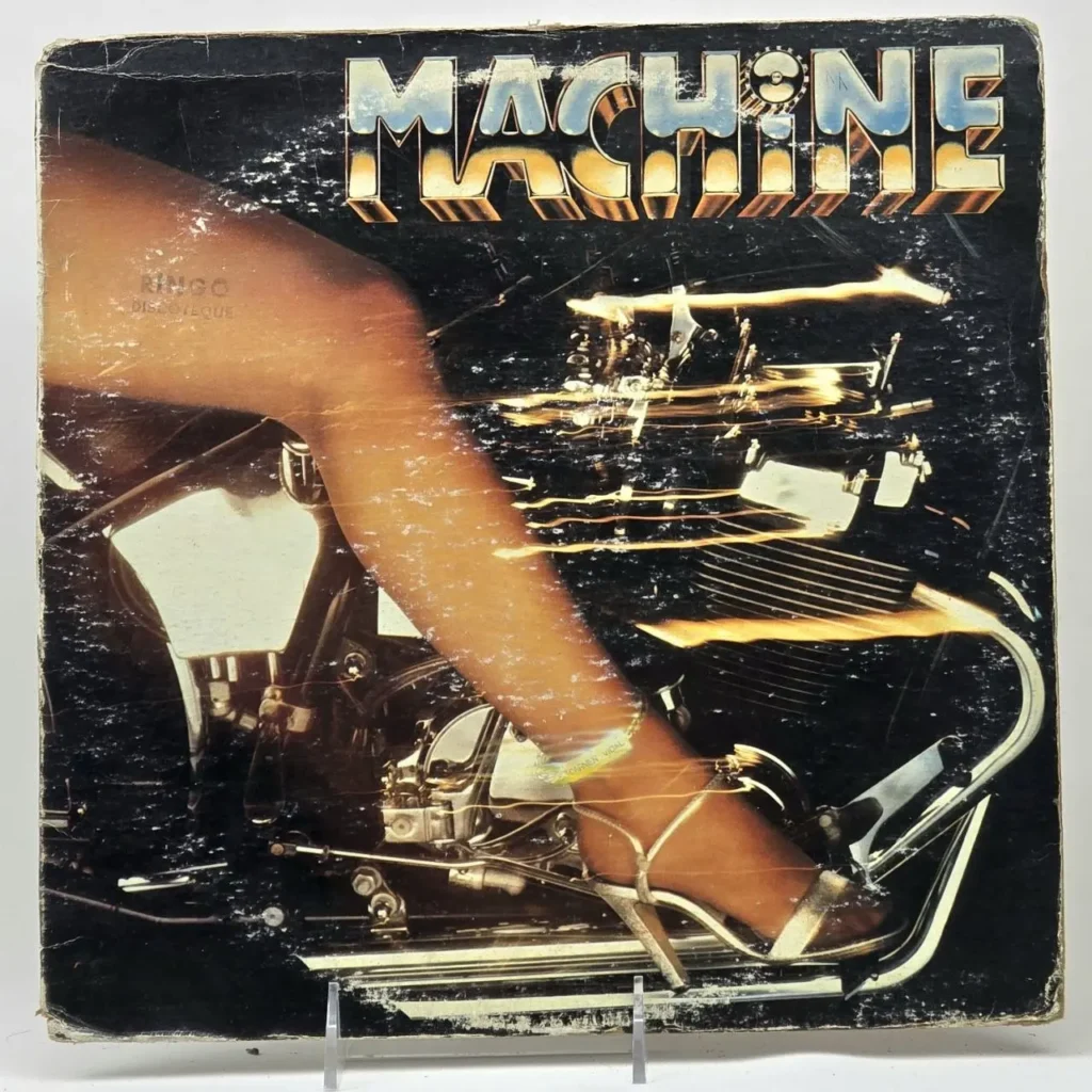 Portada de álbum "MACHINE" de Ringo Discoteque con pierna de mujer en tacón sobre motocicleta. by Remates Narvaja