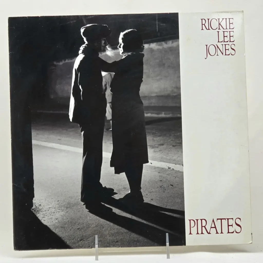 Portada del álbum Rickie Lee Jones Pirates con una foto en blanco y negro de un hombre y una mujer en la calle. by Remates Narvaja