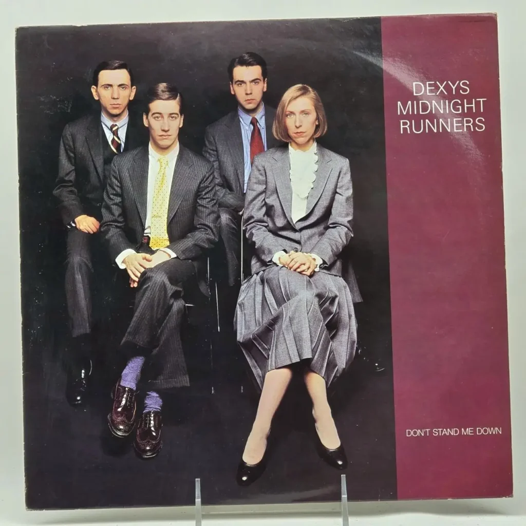 Portada del álbum Dexys Midnight Runners "Don't Stand Me Down" con cuatro miembros de la banda (tres hombres, una mujer) en trajes by Remates Narvaja