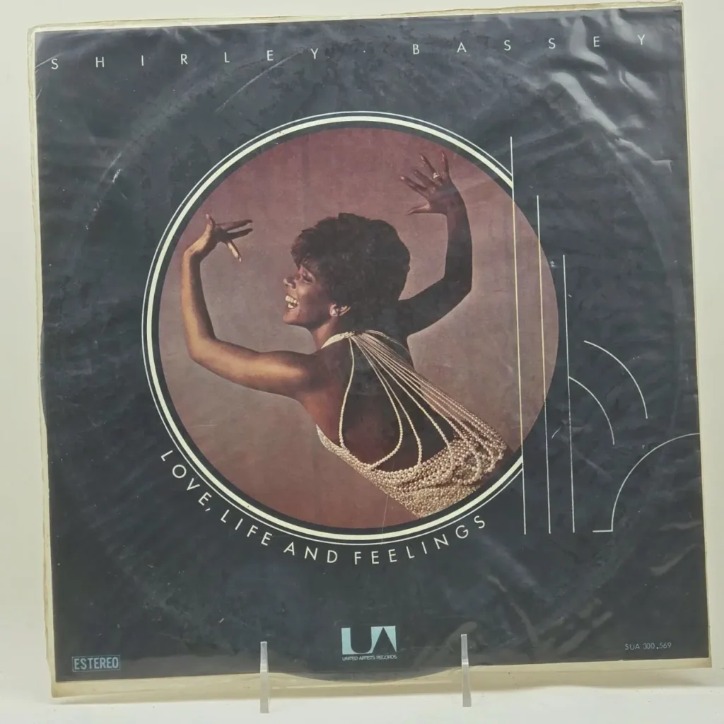 Portada del álbum de Shirley Bassey "Love, Life and Feelings" con la cantante sonriendo. by Remates Narvaja