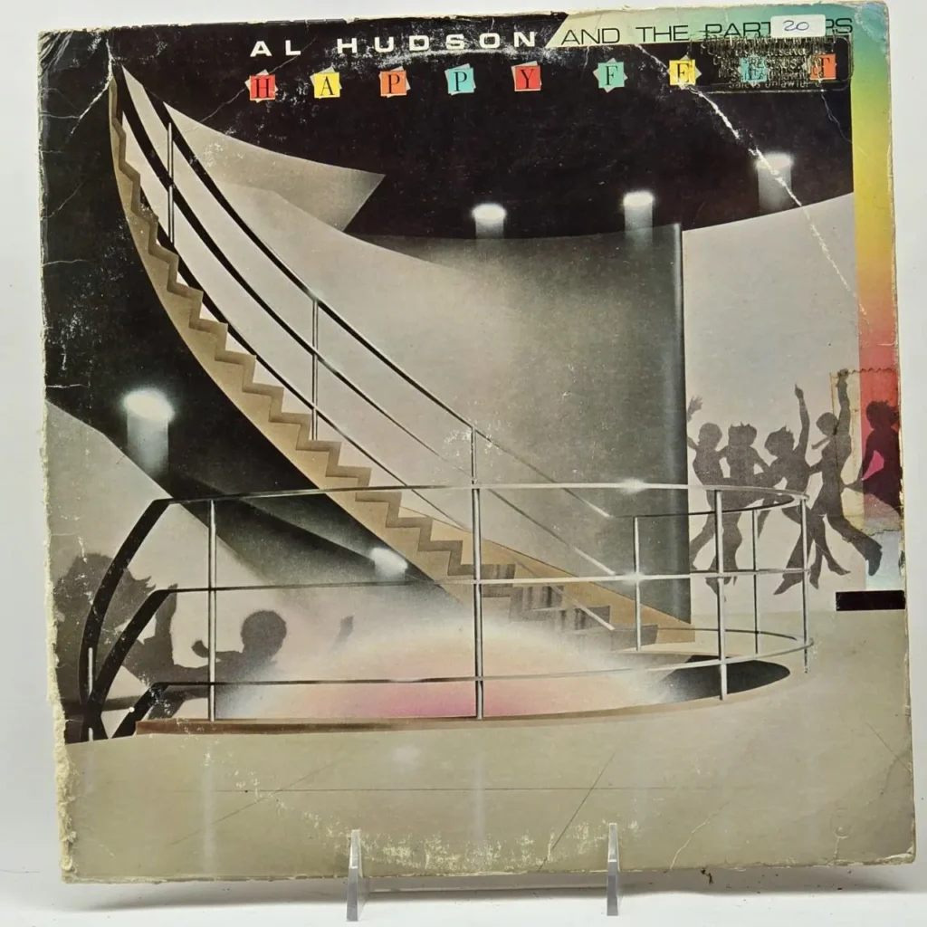 Portada del álbum 'Happy Feet' de Al Hudson and The Partners, mostrando una escena de discoteca con una escalera curva y siluetas de by Remates Narvaja