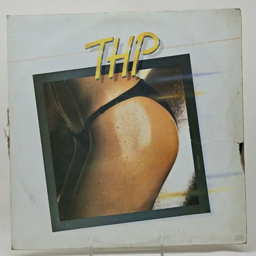 Portada de álbum de vinilo "Good to Me" de THP, con un primer plano de glúteos bronceados en un bikini negro. by Remates Narvaja