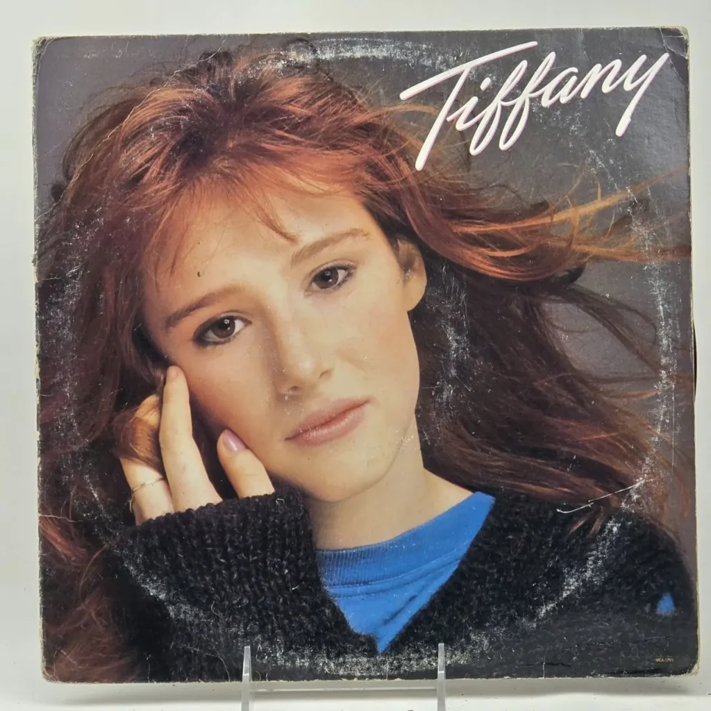Tiffany, la cantante pop de los 80, en la portada de su álbum con cabello rojizo y suéter negro." by Remates Narvaja