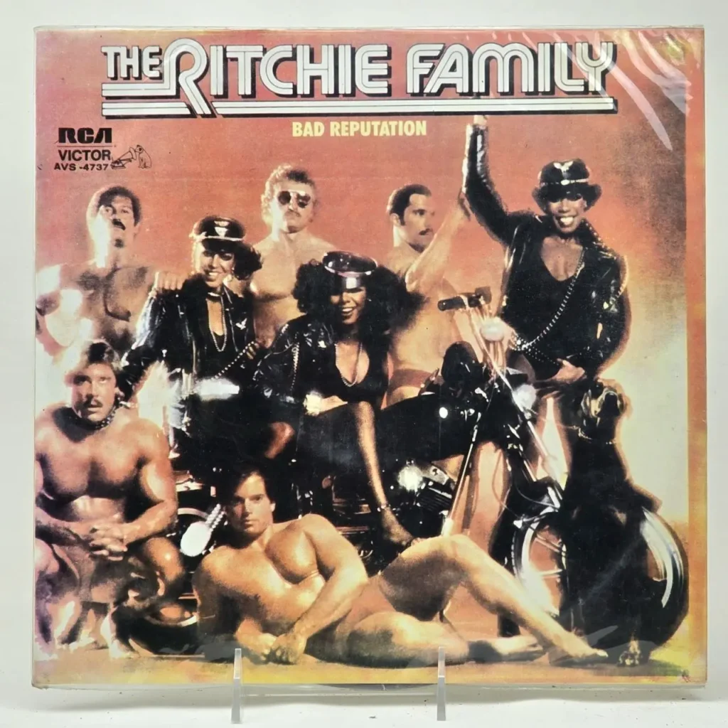 Portada del álbum The Ritchie Family Bad Reputation con un grupo diverso de hombres y mujeres, algunos semidesnudos y otros con ropa de cuero, junto a by Remates Narvaja