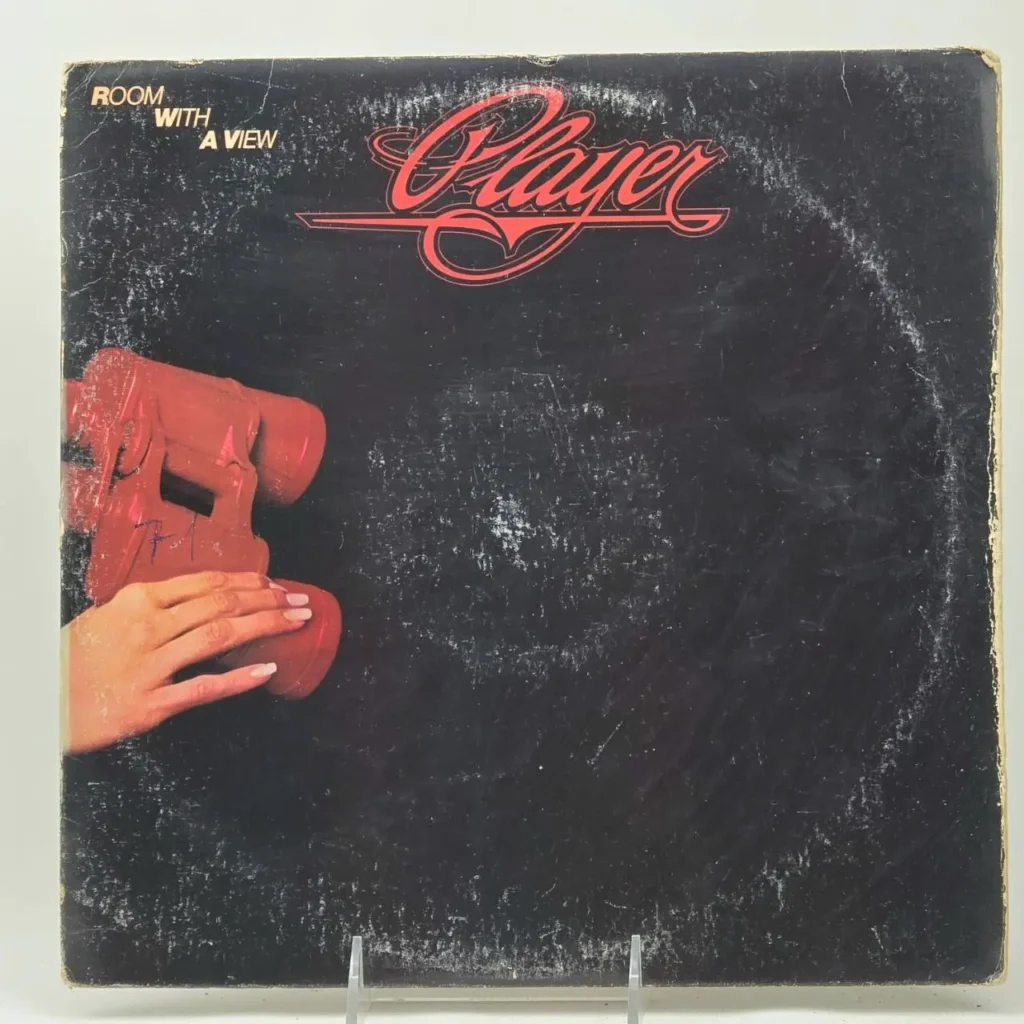 Player - Room With A View, portada de álbum de vinilo desgastada con mano sosteniendo binoculares rojos. by Remates Narvaja