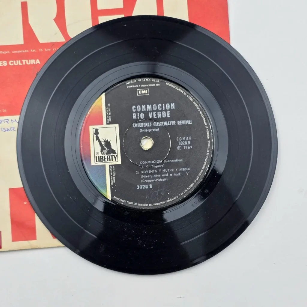 Disco de vinilo 45 RPM de Creedence Clearwater Revival "Conmocion" (Conmotion) y "Noventa y Nueve y Medio" by Remates Narvaja