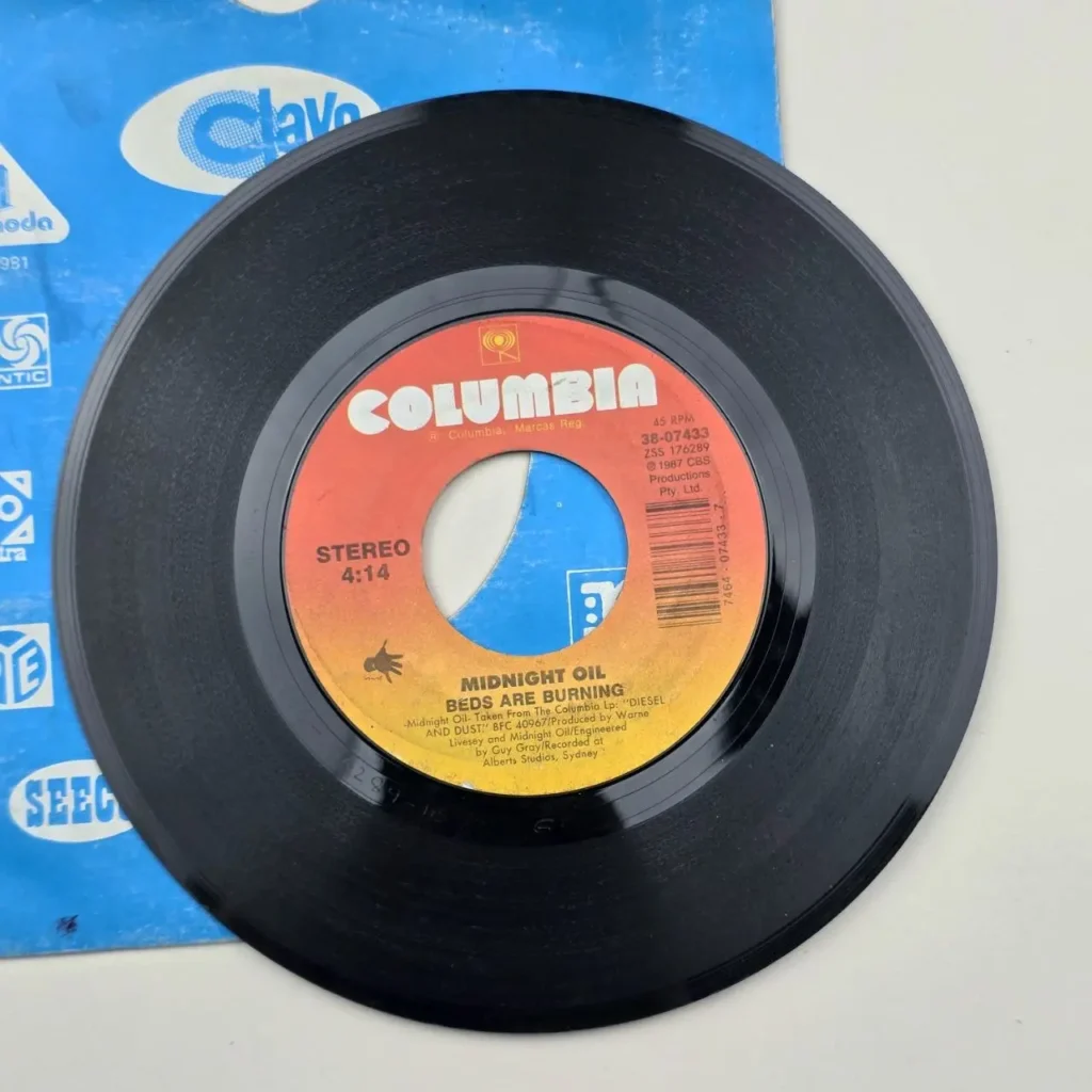 Disco de vinilo 45 RPM Midnight Oil "Beds Are Burning" en sello Columbia 1987. by Remates Narvaja